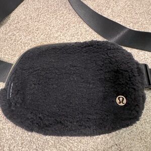 Lululemon black Sherpa belt bag